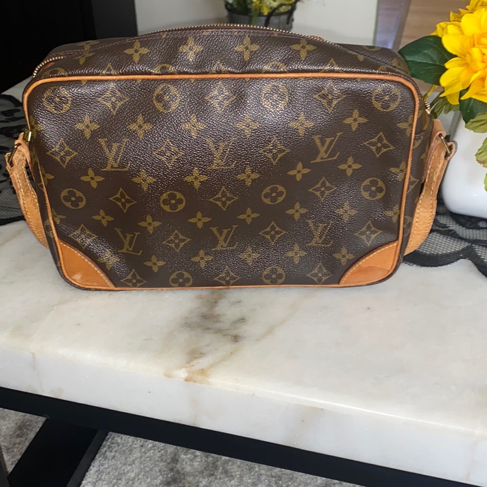 Loui Vuitton crossbody purse